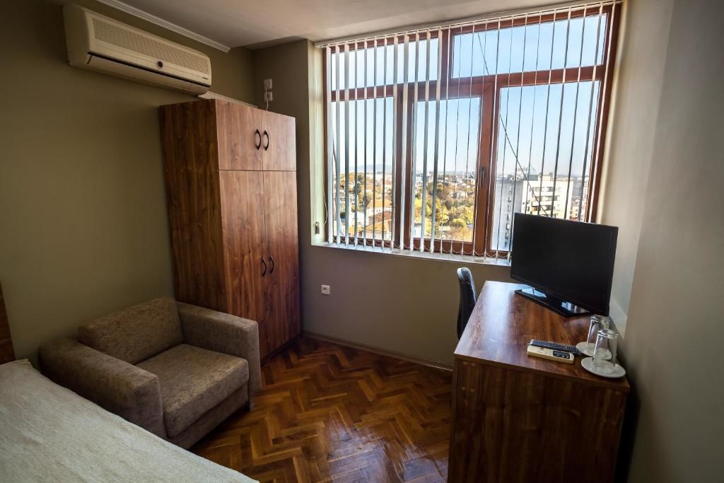 Гостевой дом Panorama Top Floor Rooms in Hotel Tundzha Ямбол-50