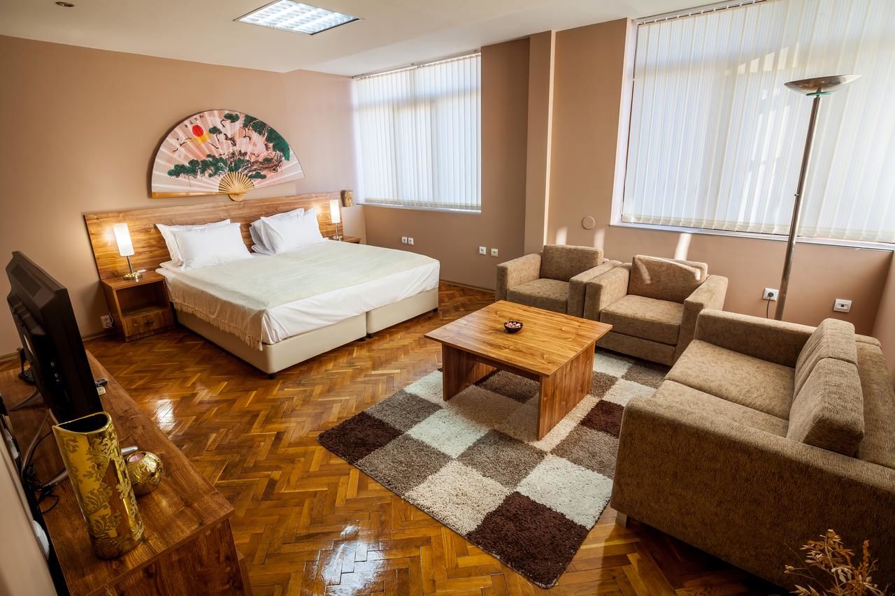 Гостевой дом Panorama Top Floor Rooms in Hotel Tundzha Ямбол-12